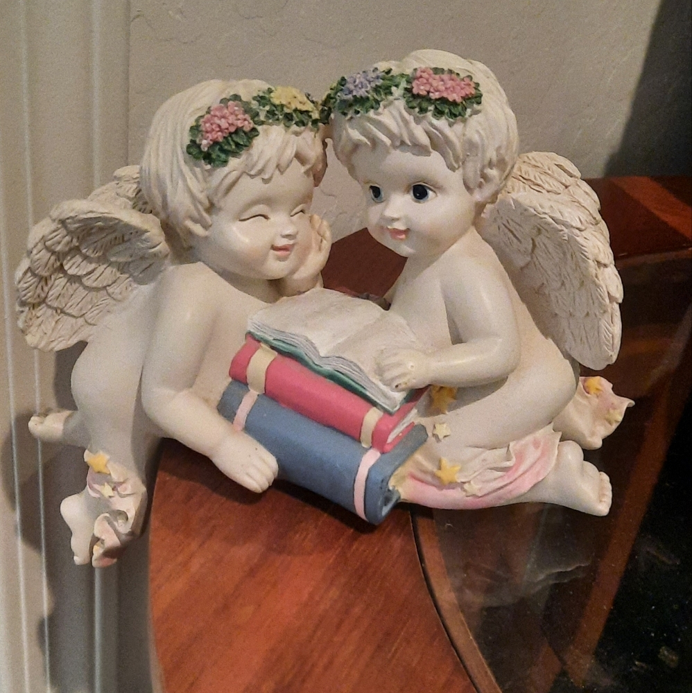 🌸 Cherub Angels Shelf Figurine